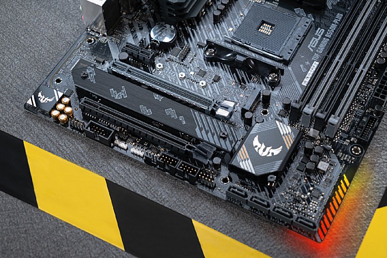 雷豹加持火力全开 华硕tuf b550m-plus重炮手cfhd定制版主板测评